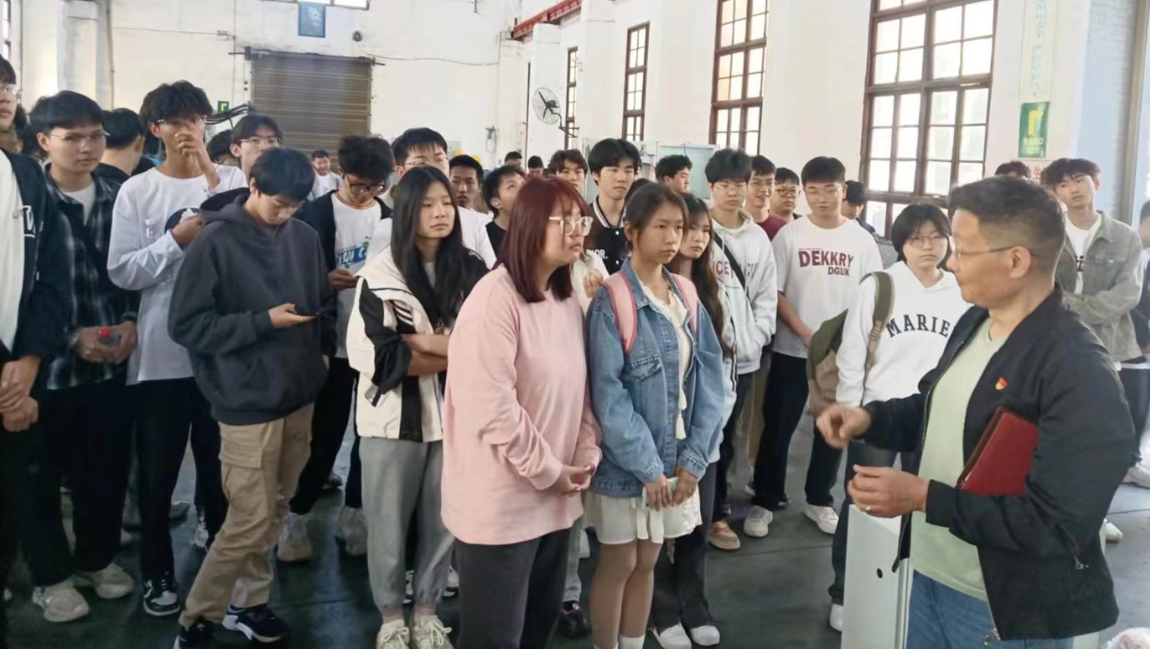 1711761431637613.jpg 3.29湖南工程學(xué)院自動(dòng)化專業(yè)學(xué)生來我司認(rèn)識(shí)實(shí)習(xí)2.jpg